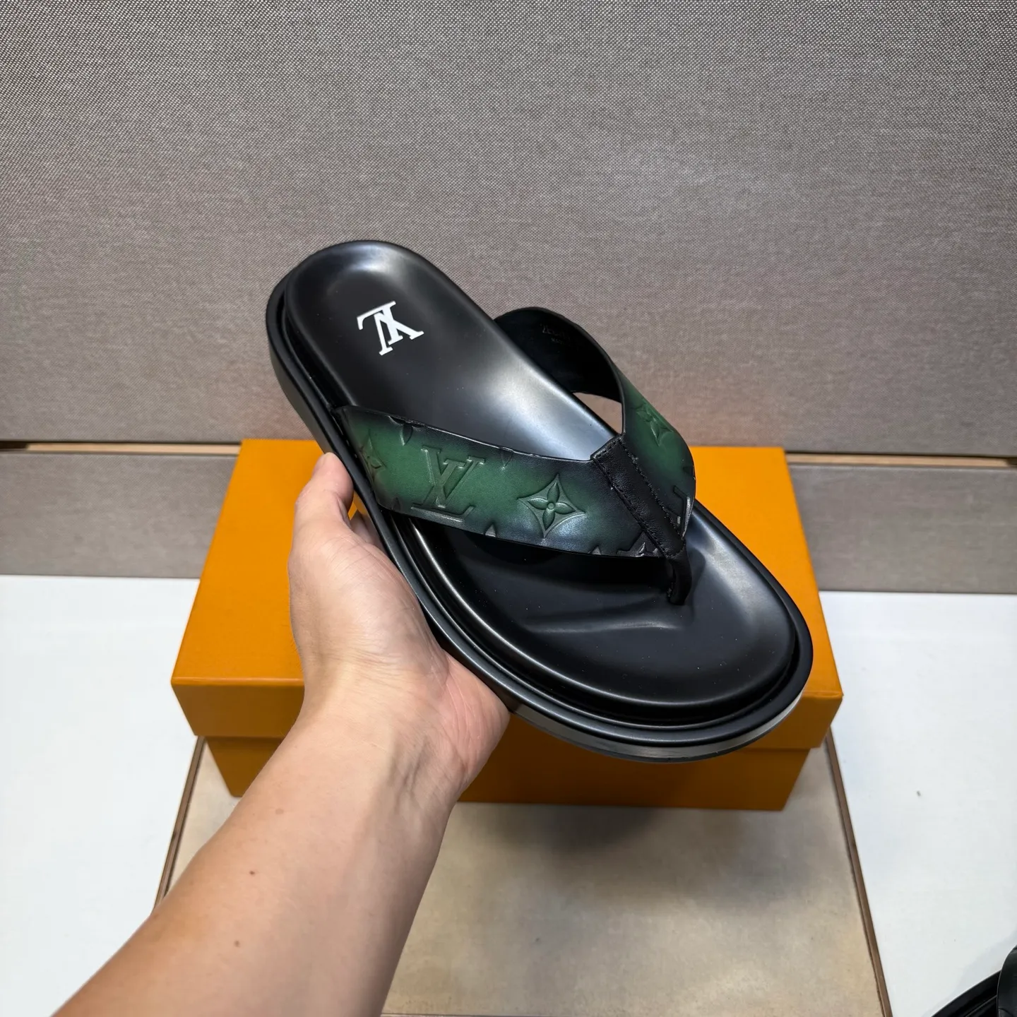 ⬛️Men's shoes 💰p400 [LV～] Men's casual slippers 2025z cabinet sales simultaneously 🔶Size: 39-44#️⃣ 🔷4 colors🔜The upper is made of cowhide stitching➕Genuine leather lining, comfortable and breathable, sole: original comfortable and wear-resistant outsole, ⚠️Real 📱Photographed🎬The real thing is better📢📢📢